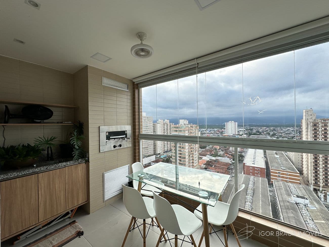 BELÍSSIMO APARTAMENTO, À 50m DO MAR E LAZER COMPLETO — foto 1