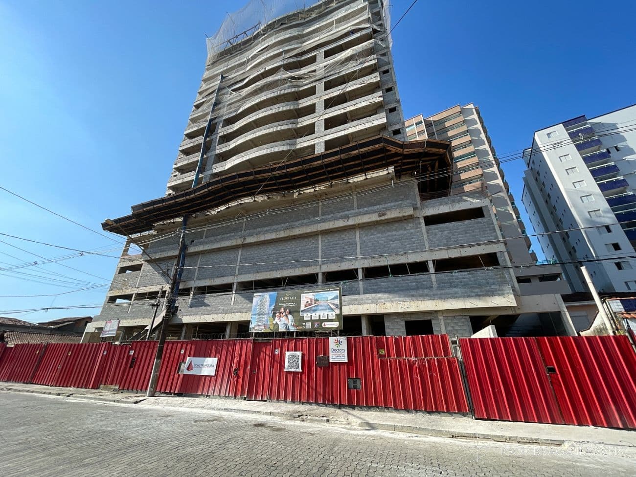 BELÍSSIMO APARTAMENTO, À 300M DO MAR E LAZER COMPLETO — foto 1