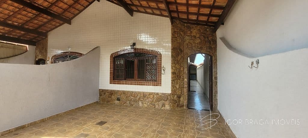 BELÍSSIMA CASA, AMPLA E À 250M DO MAR — foto 1