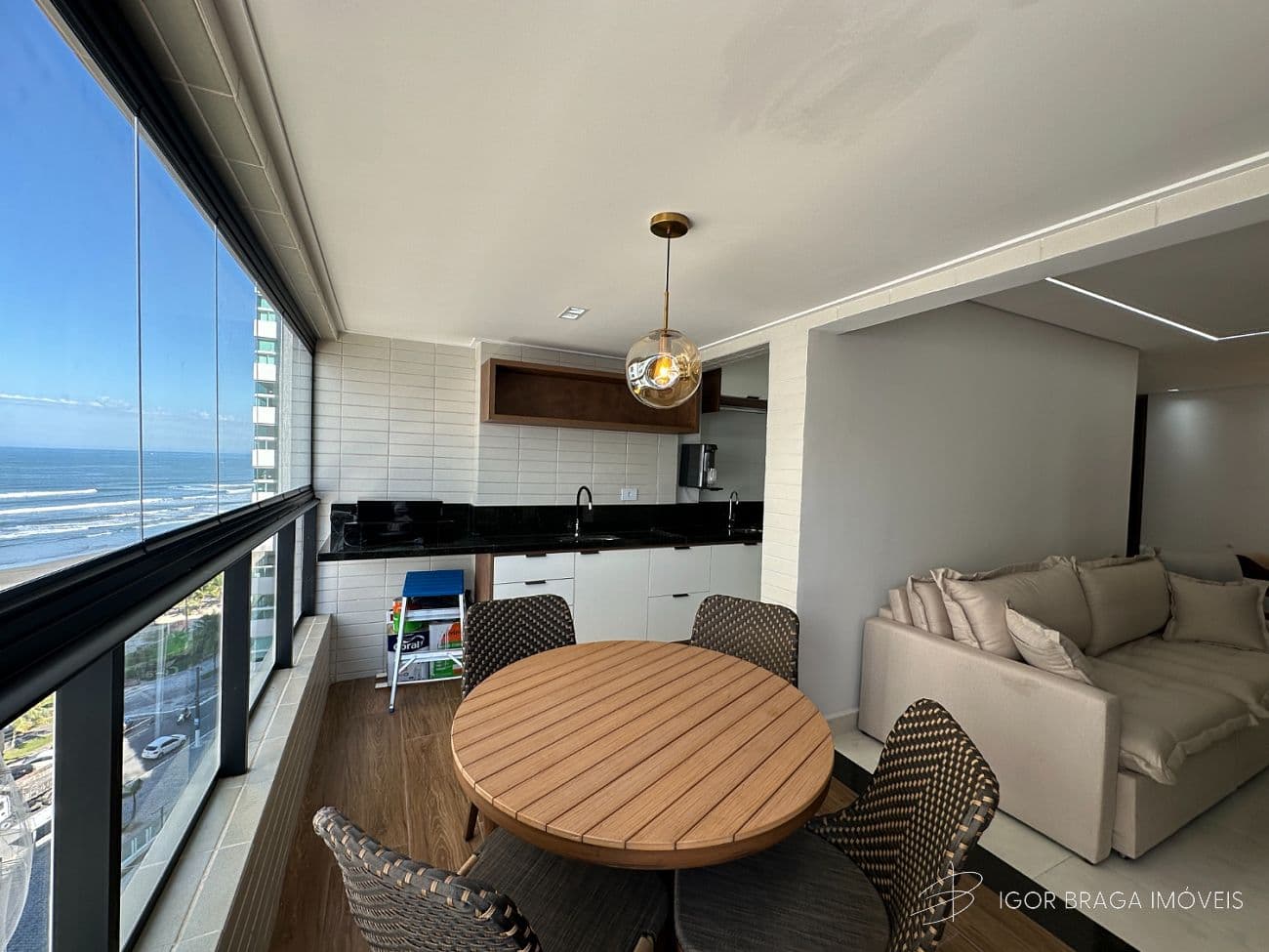 BELÍSSIMO APARTAMENTO, À 50M DO MAR E LAZER COMPLETO — foto 1