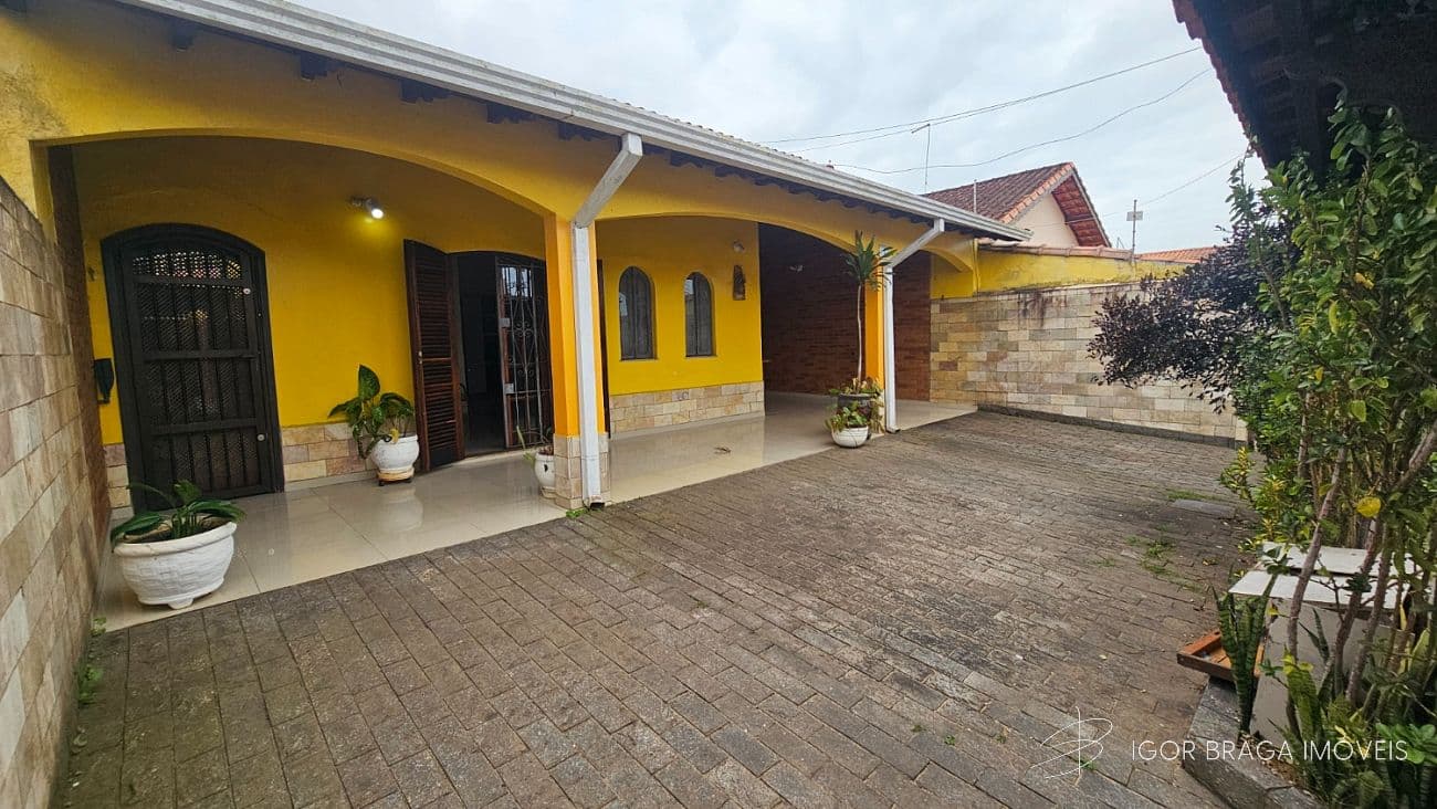 BELÍSSIMA CASA, ÁREA GOURMET E À 350M DO MAR — foto 1