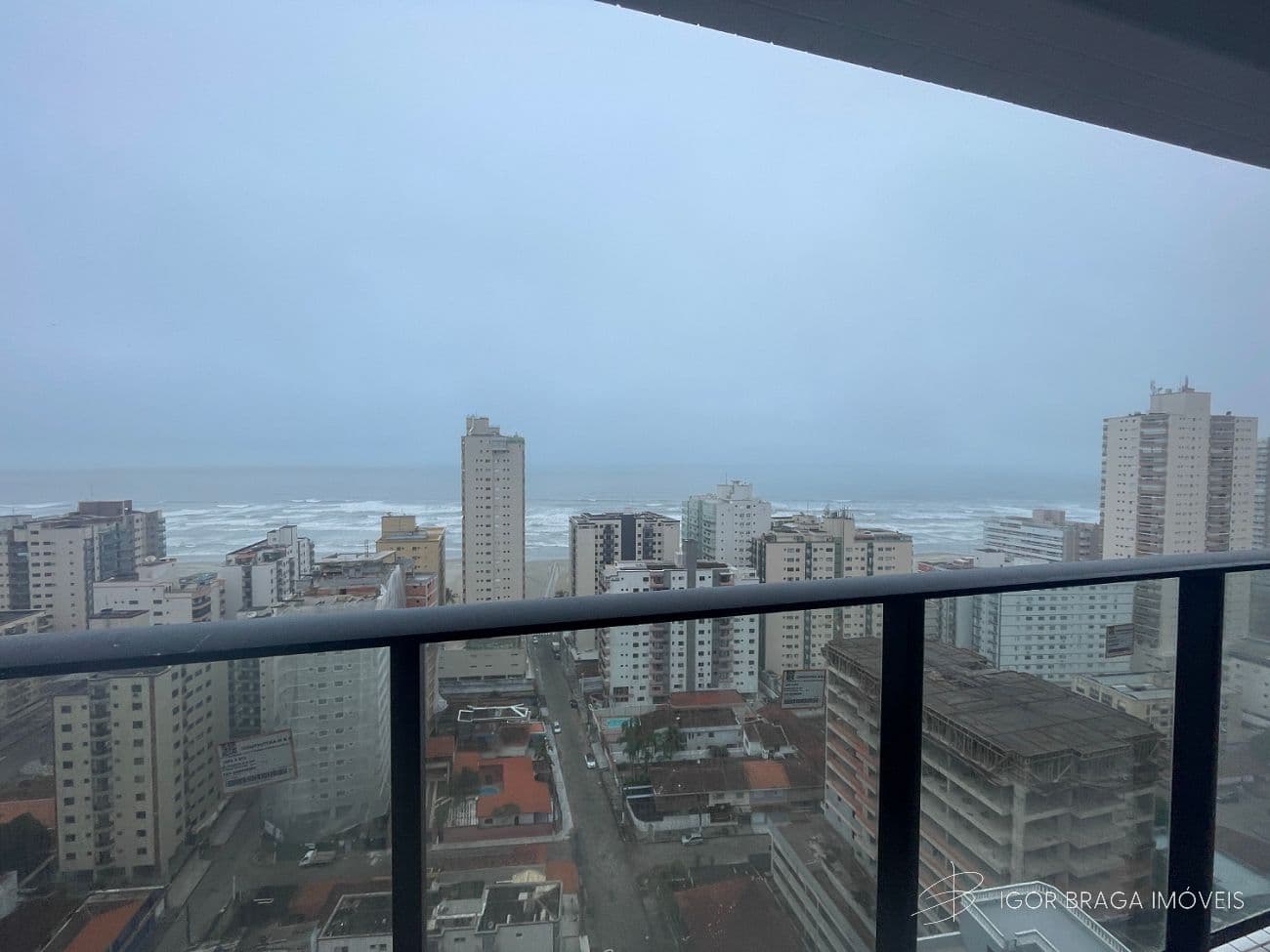 BELÍSSIMO APARTAMENTO AMPLO, FINO ACABAMENTO À 200 METROS DO MAR — foto 1