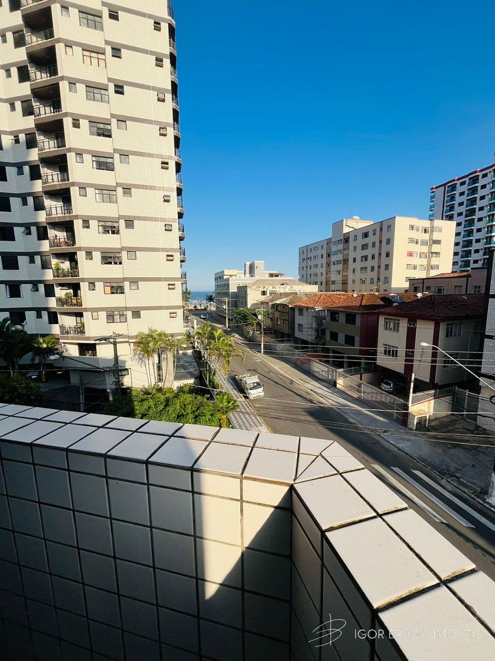 BELÍSSIMO APARTAMENTO, AMPLO E À 100M DO MAR — foto 1