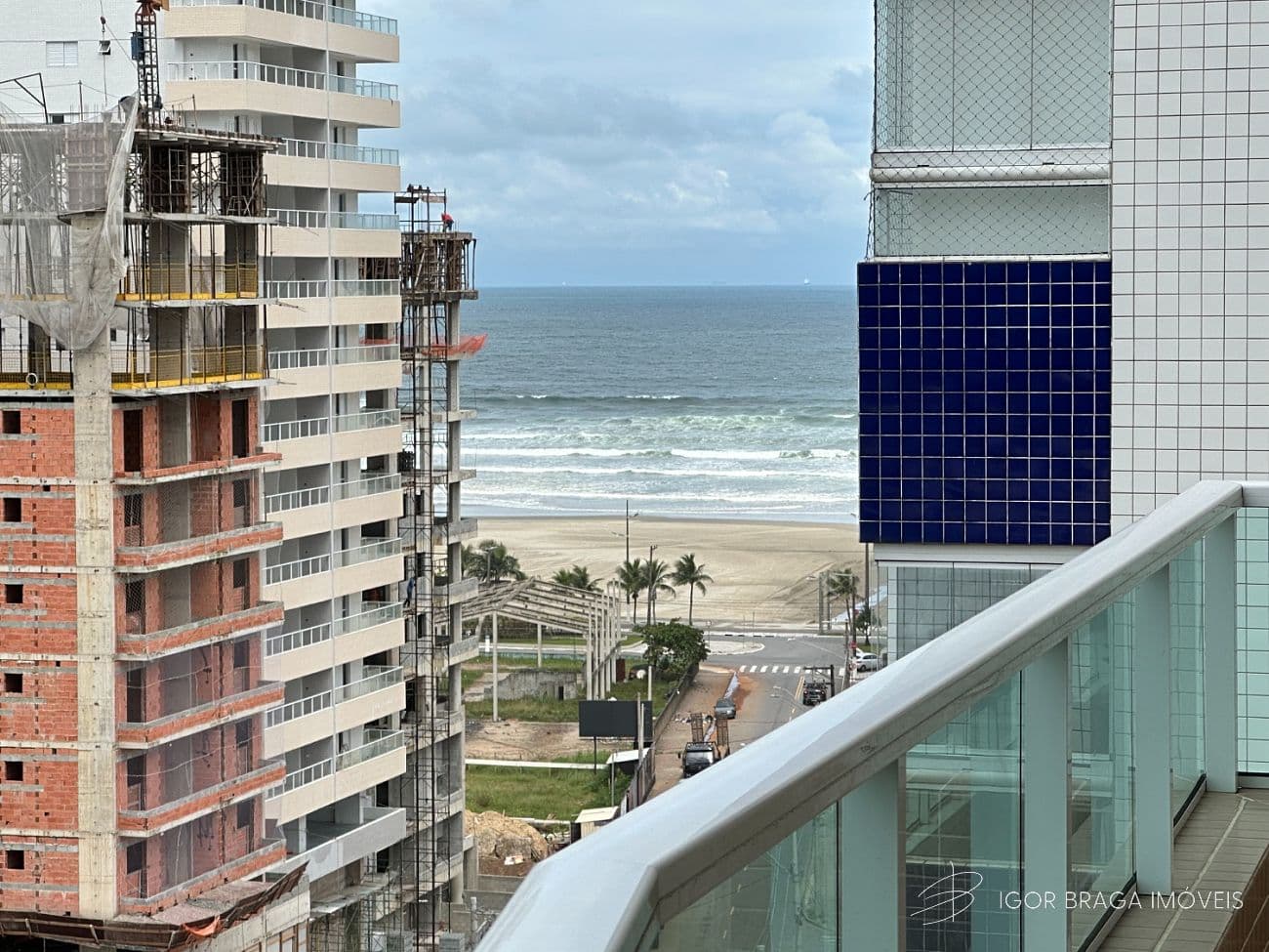 BELÍSSIMO APARTAMENTO, À 200M DO MAR E LAZER COMPLETO — foto 1