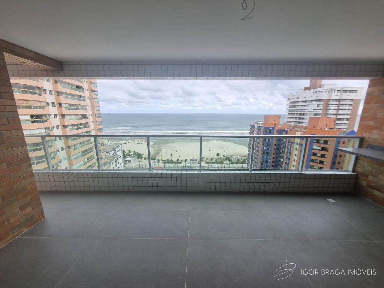BELO APARTAMENTO, AMPLO E À 100M DO MAR — foto 1