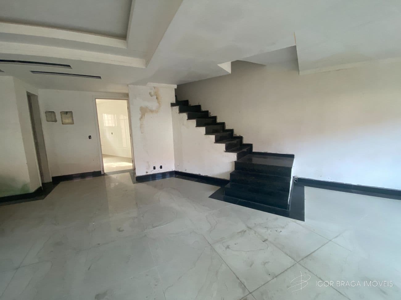 BELÍSSIMA CASA EM COMDOMINIO, AMPLA E LAZER COMPLETO — foto 1