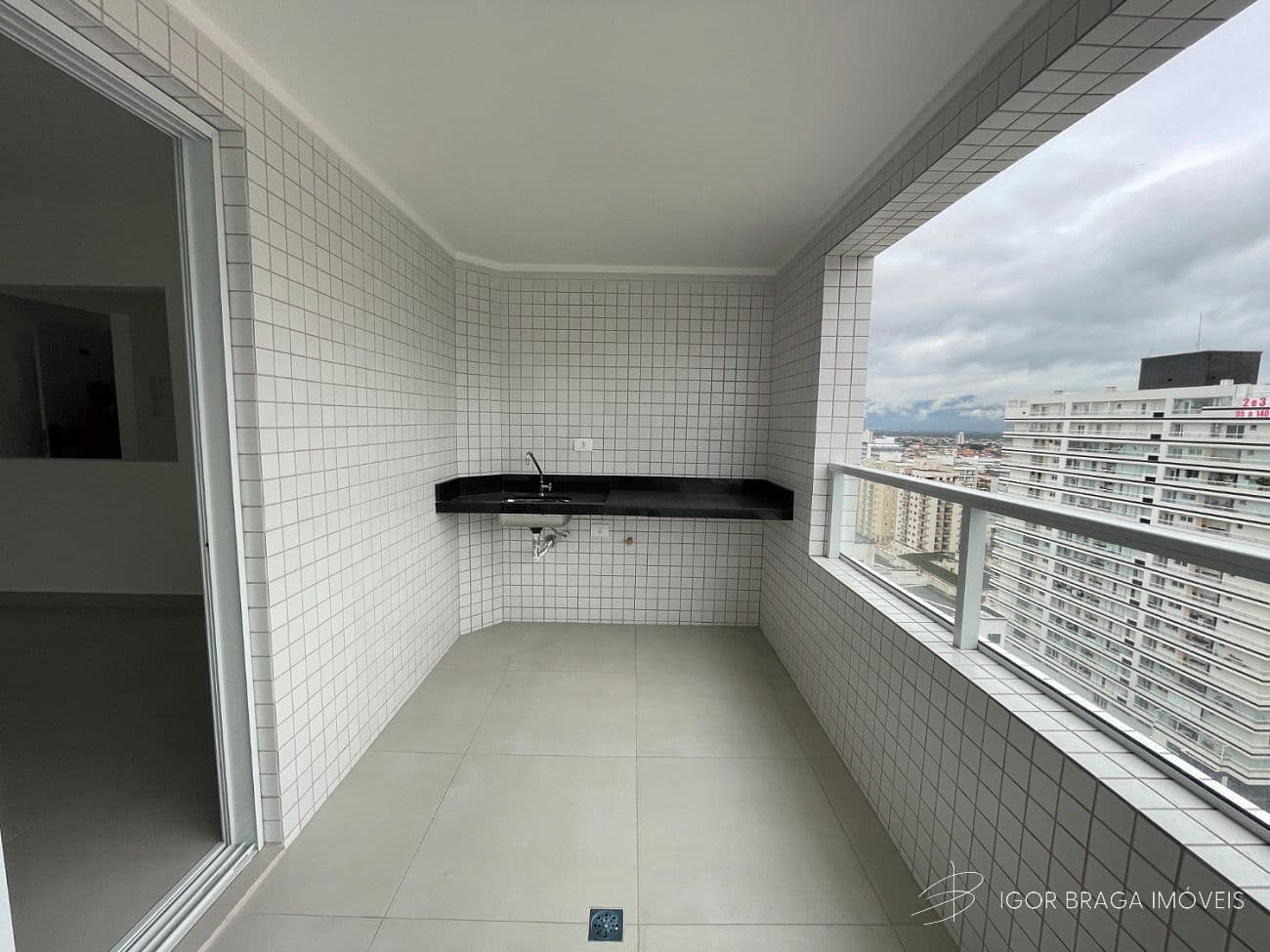 BELÍSSIMO APARTAMENTO, LAZER COMPLETO A 400 METROS DO MAR — foto 1