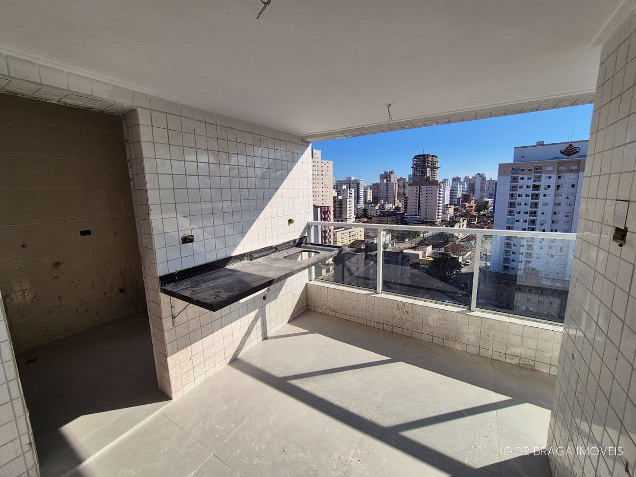 EXCELENTE APARTAMENTO, AMPLO E COM 2 VAGAS DE GARAGEM — foto 1