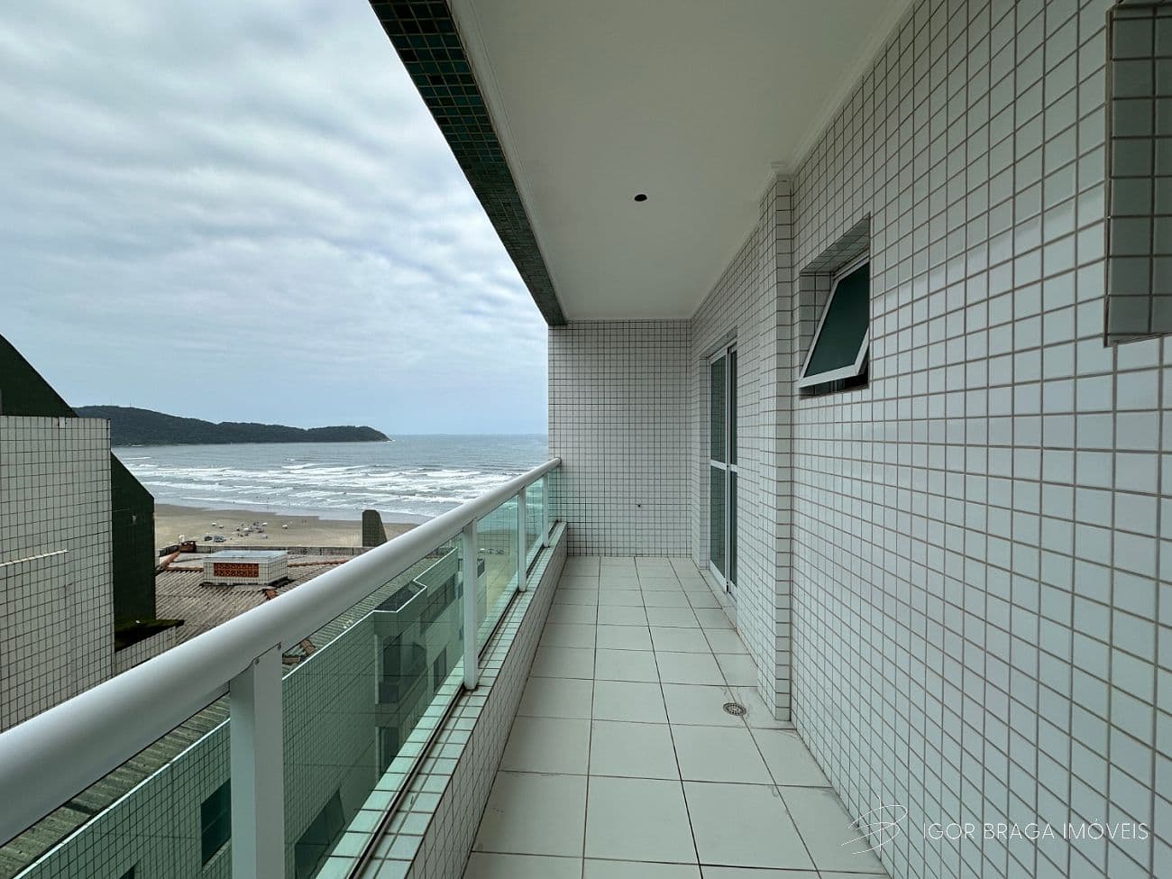 BELÍSSIMO APARTAMENTO, FINO ACABAMENTO E FRENTE MAR — foto 1