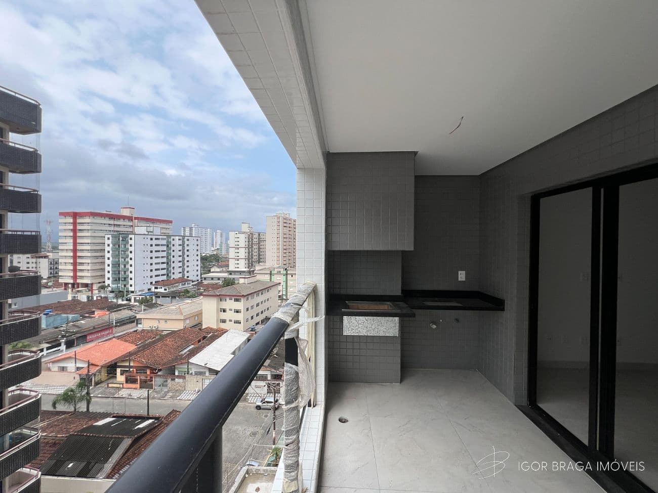 BELÍSSIMO APARTAMENTO, À 200M DO MAR E LAZER COMPLETO — foto 1