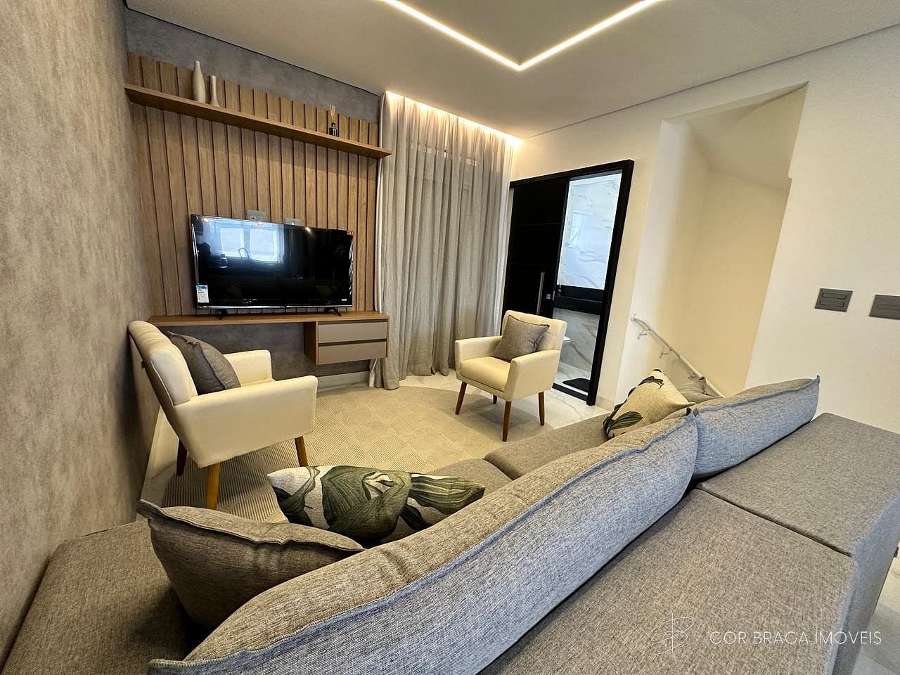 EXCELENTE TRIPLEX EM CONDOMÍNIO, FINO ACABAMENTO E À 700M DO MAR — foto 1