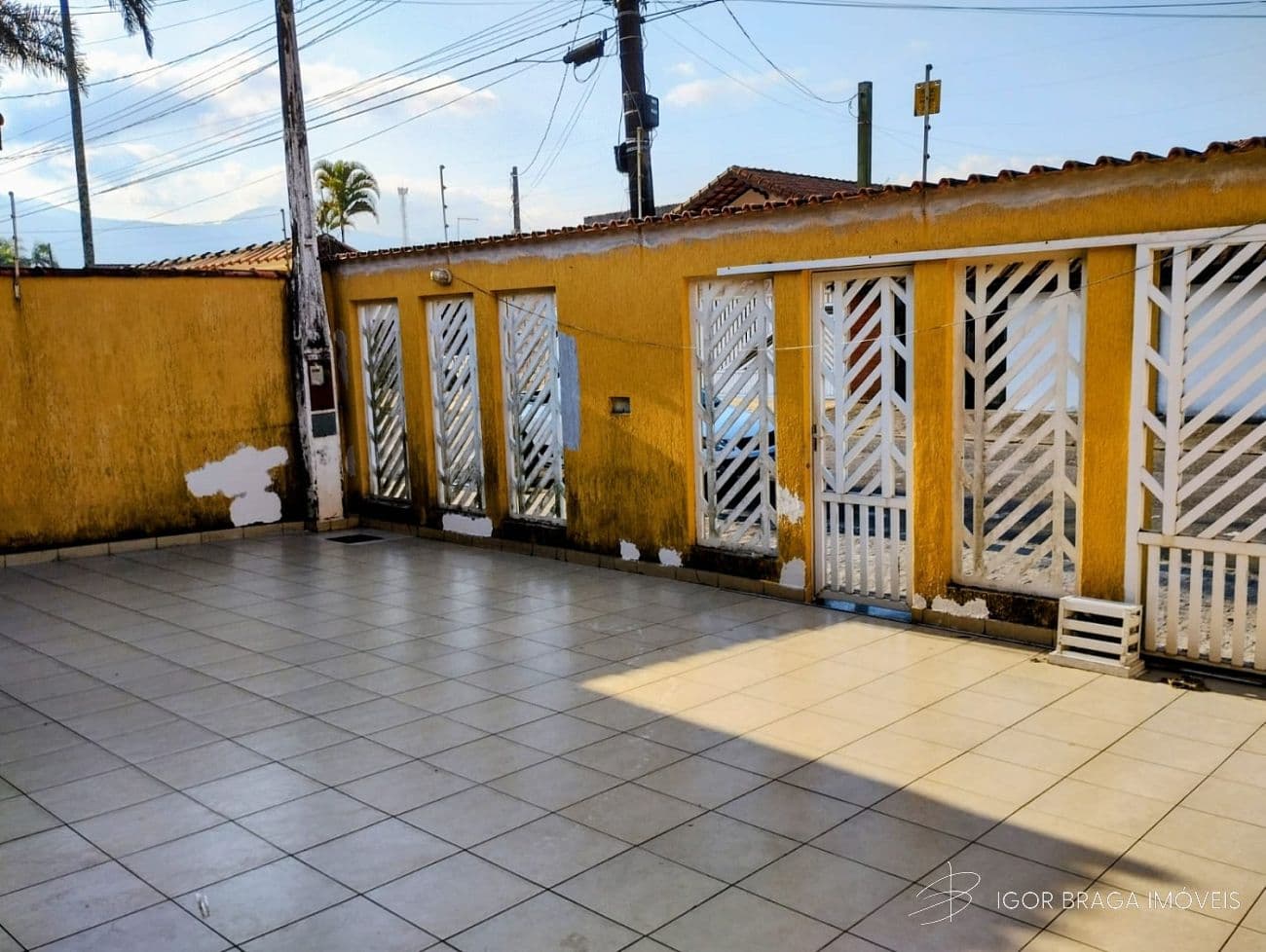 BELÍSSIMA CASA, AMPLA E À 100M DO MAR — foto 1