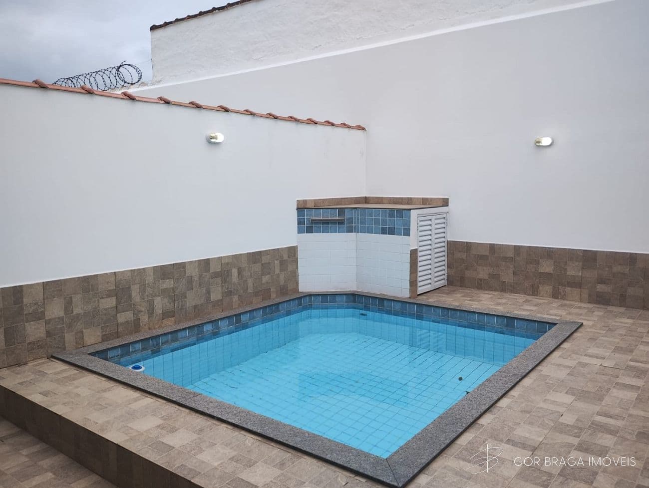 BELÍSSIMA CASA GEMINADA, FINO ACABAMENTO E À 450M DO MAR — foto 1