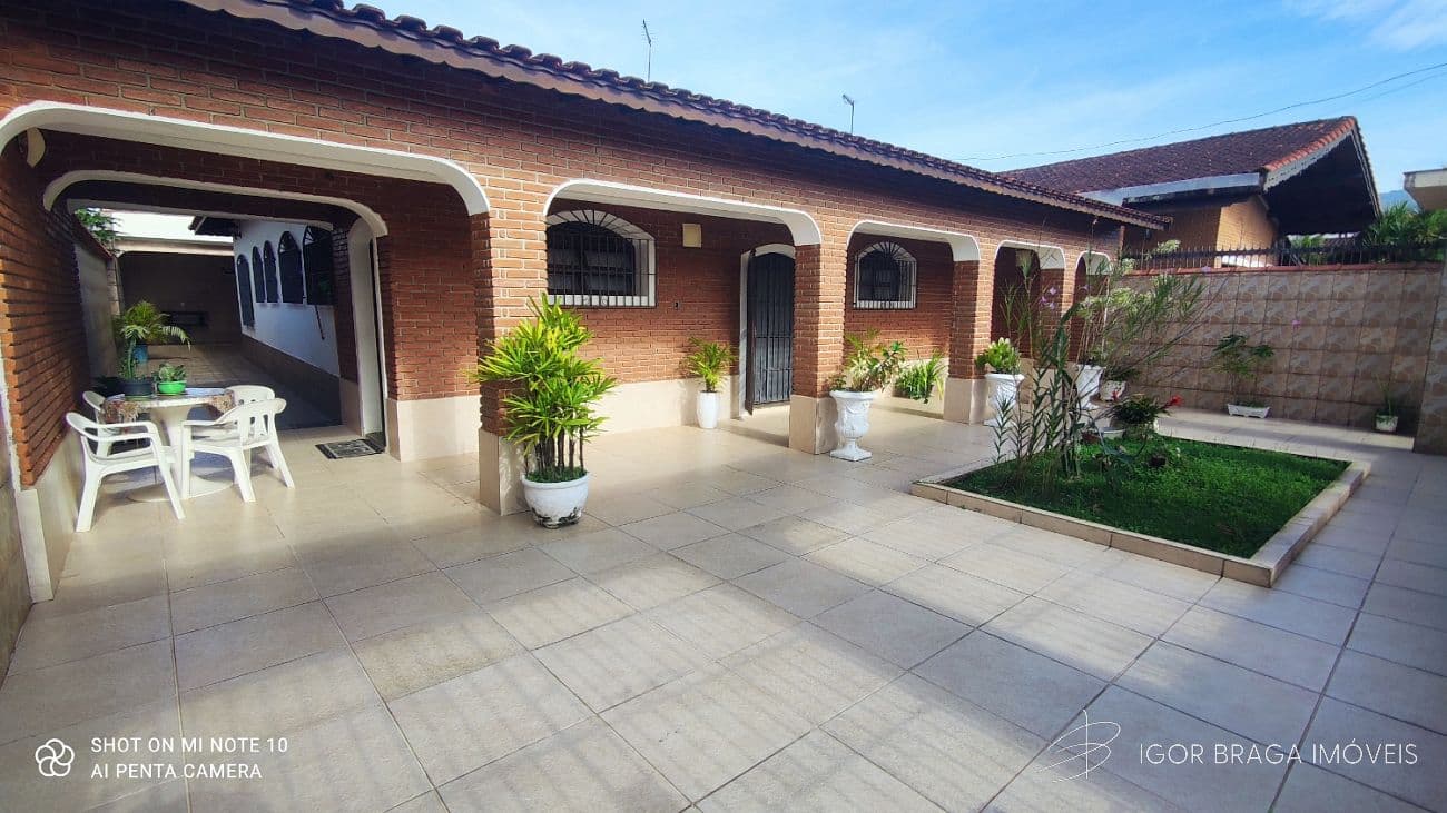 BELÍSSIMA CASA, AMPLA E À 350M DO MAR — foto 1