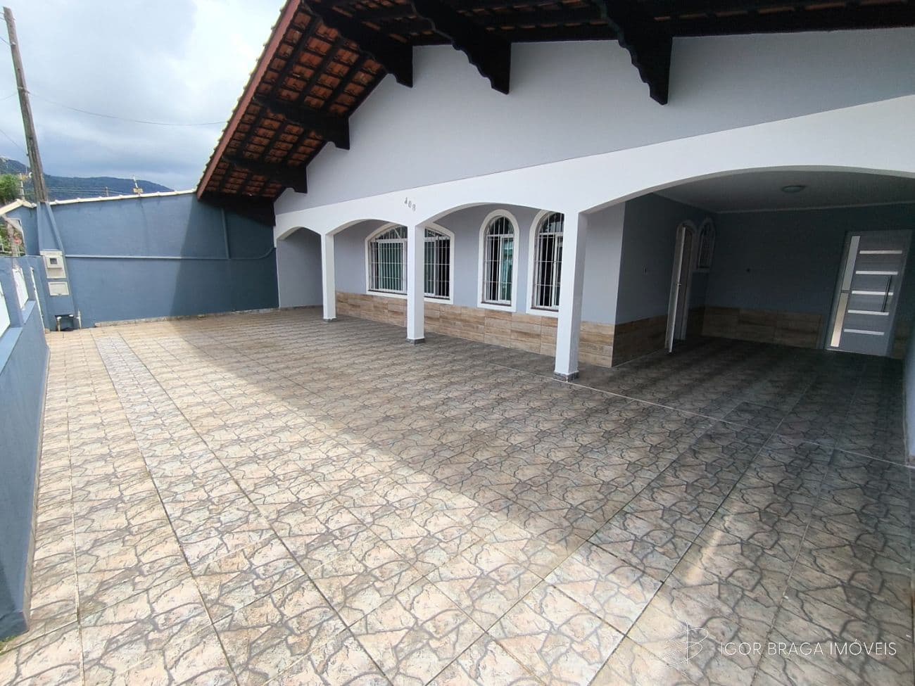 BELÍSSIMA CASA, AMPLA E À 380M DO MAR — foto 1