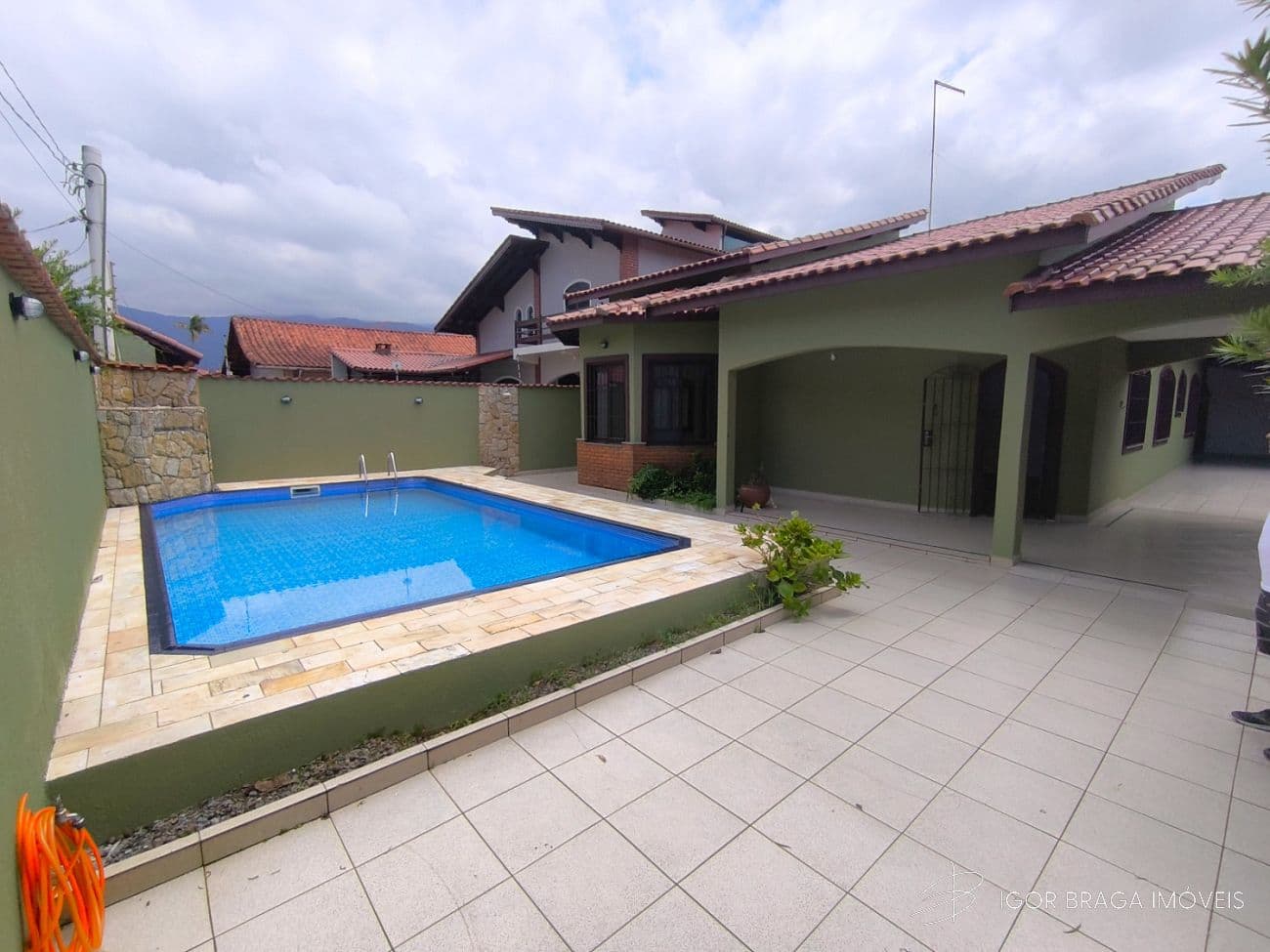 BELÍSSIMA CASA, AMPLA E À 120M DO MAR — foto 1