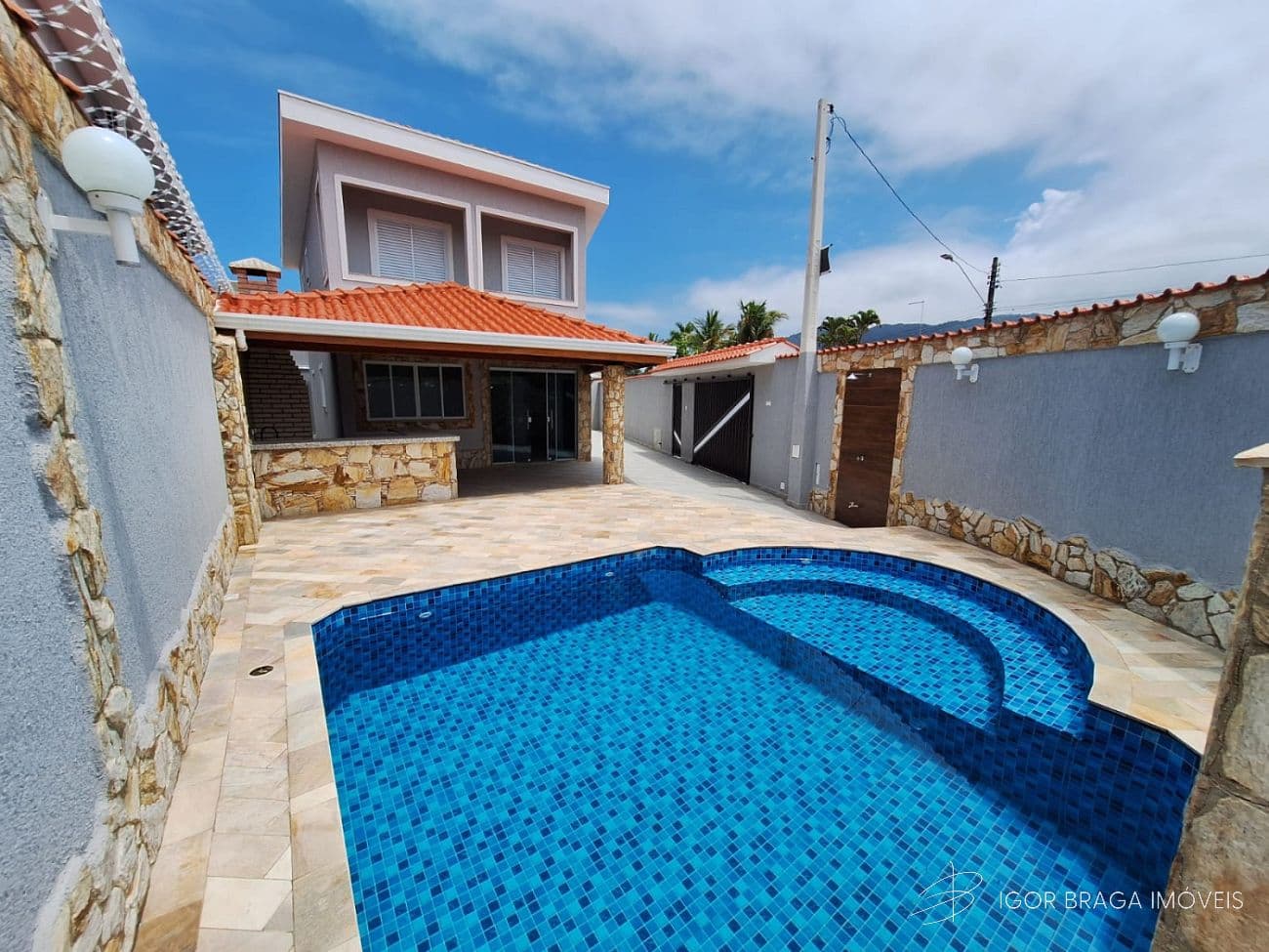 BELÍSSIMA CASA, AMPLA E À 160M DO MAR — foto 1