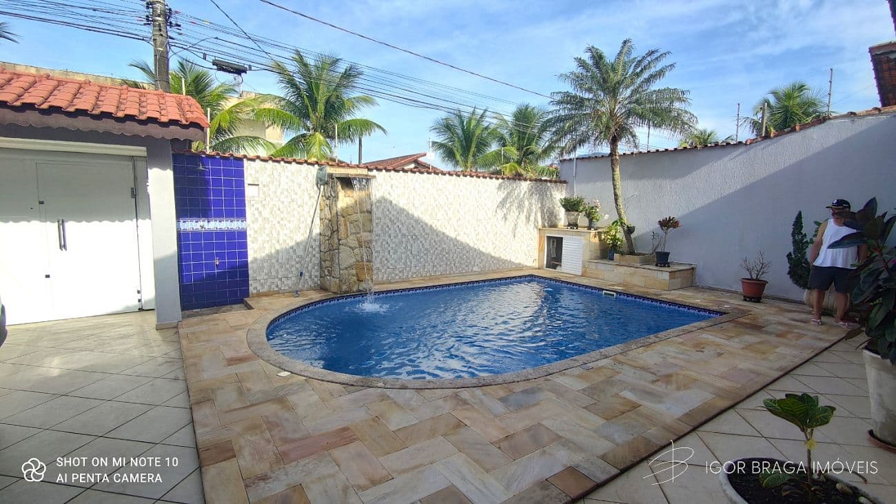 BELÍSSIMA CASA, AMPLA E À 220M DO MAR — foto 1