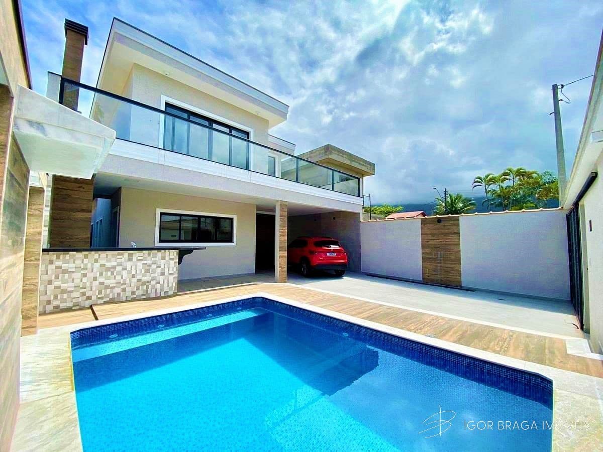 BELÍSSIMA CASA, AMPLA E À 240M DO MAR — foto 1