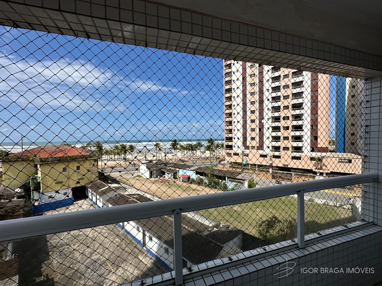 BELÍSSIMO APARTAMENTO, À 50M DO MAR E LAZER COMPLETO — foto 1