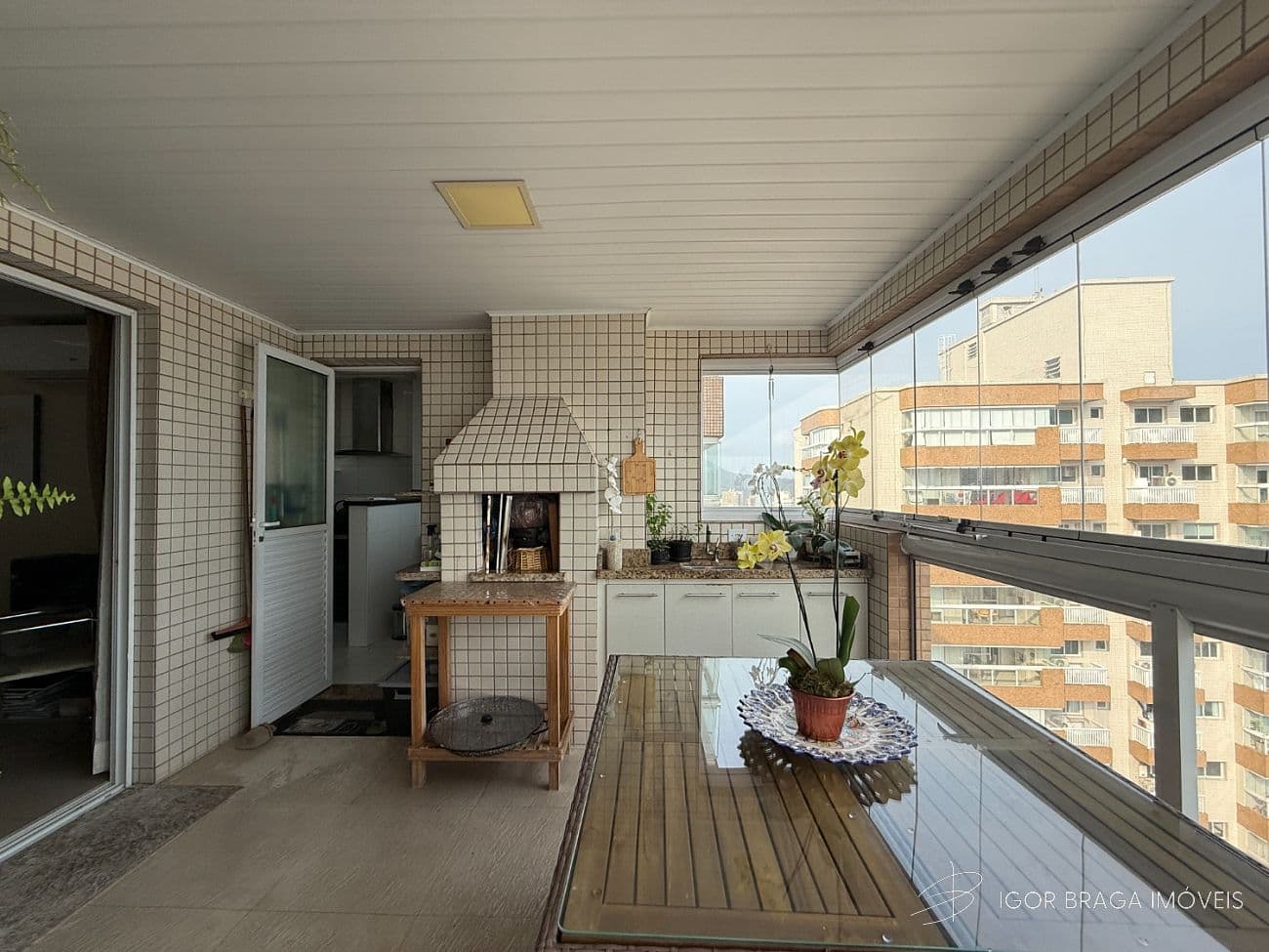 BELÍSSIMO APARTAMENTO, À 300M DO MAR E LAZER COMPLETO — foto 1