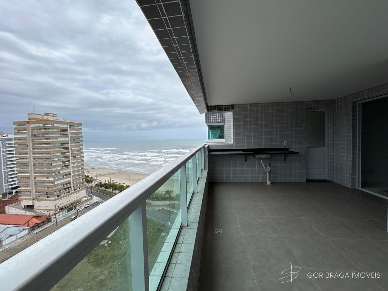 EXCELENTE APARTAMENTO, FRENTE MAR E LAZER COMPLETO — foto 1