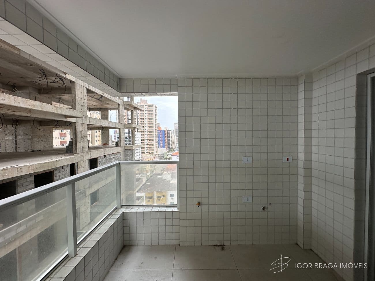 BELISSÍMO APARTAMENTO COM A 200M DO MAR E COM LAZER COMPLETO — foto 1