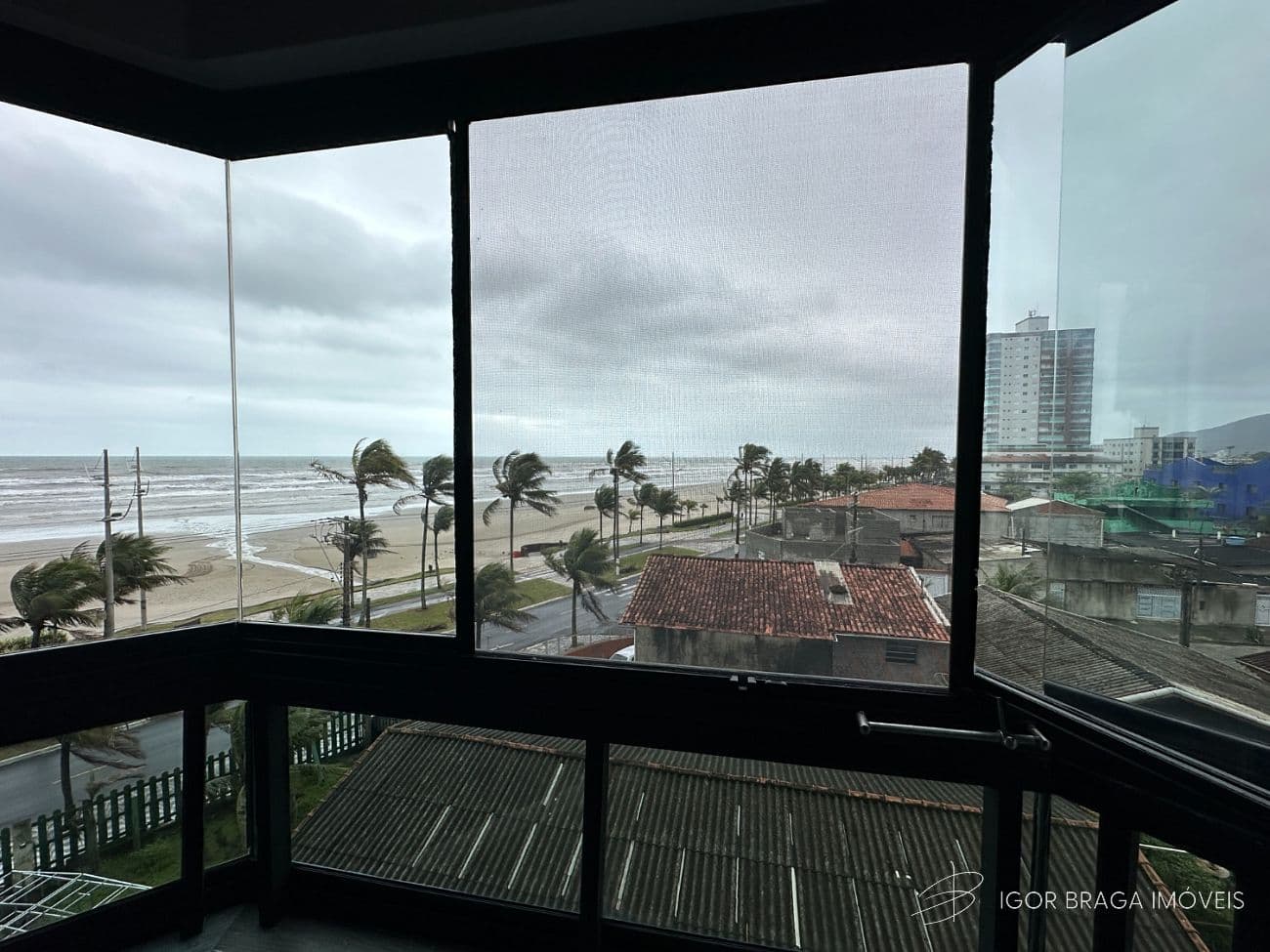 EXCELENTE APARTAMENTO A 35M DO MAR E COM LAZER COMPLETO — foto 1