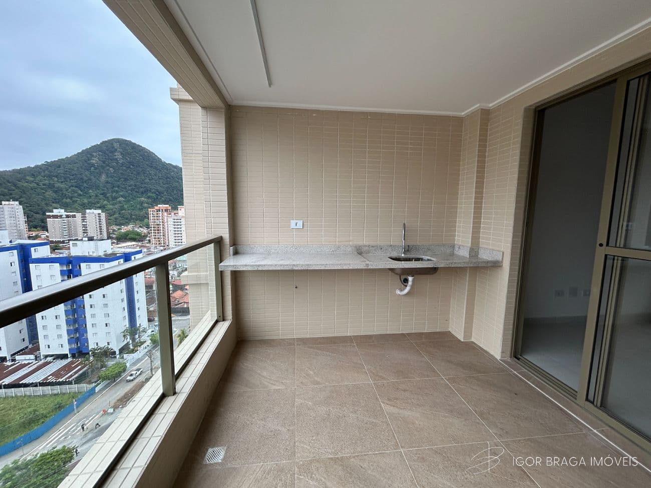 EXCELENTE APARTAMENTO A 800M DO MAR E COM AREA DE LAZER COMPLETO — foto 1