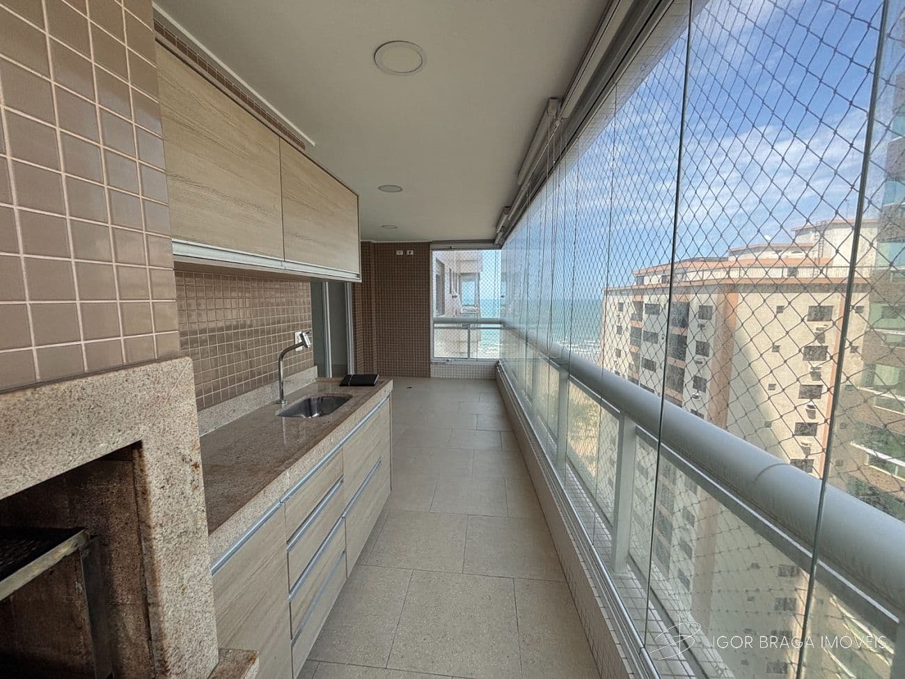 BELÍSSIMO APARTAMENTO COM VISTA MAR LATERAL E AREA DE LAZER COMPLETA — foto 1