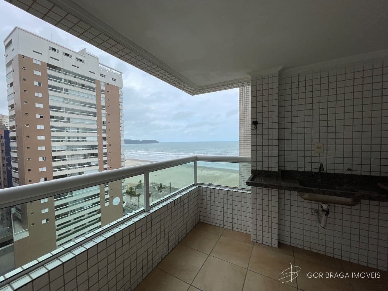 EXCELENTE APARTAMENTO QUADRA DO MAR E COM AREA DE LAZER COMPLETO — foto 1