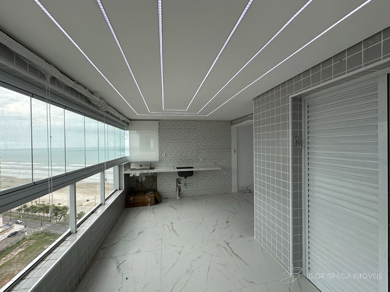 EXCELENTE APARTAMENTO A 65M DO MAR E COM AREA DE LAZER COMPLETO — foto 1