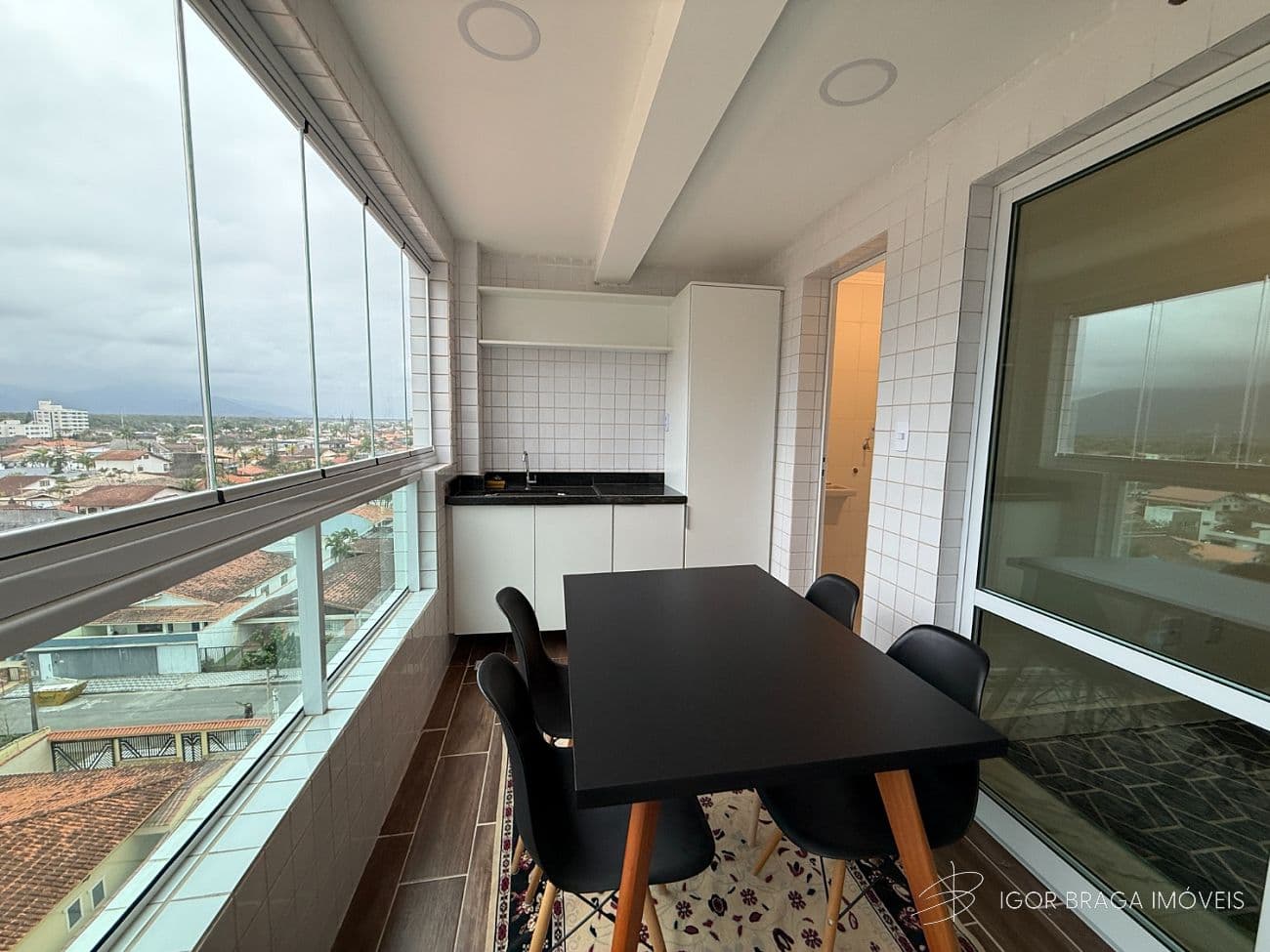 EXCELENTE APARTAMENTO A 40M DO MAR COM AREA DE LAZER COMPLETO — foto 1