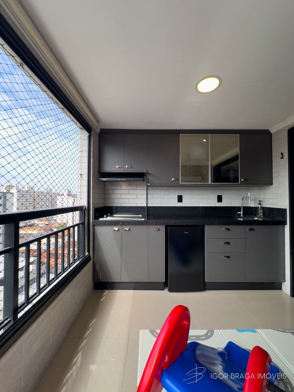 EXCELENTE APARTAMENTO A 200M DO MAR E COM AREA DE LAZER COMPLETO — foto 1