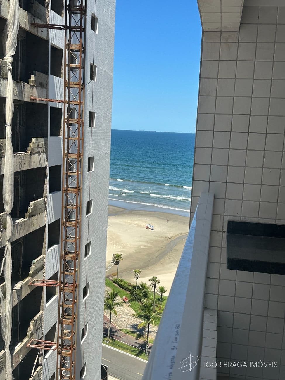 BELÍSSIMO APARTAMENTO, À 50M DO MAR E LAZER COMPLETO — foto 1