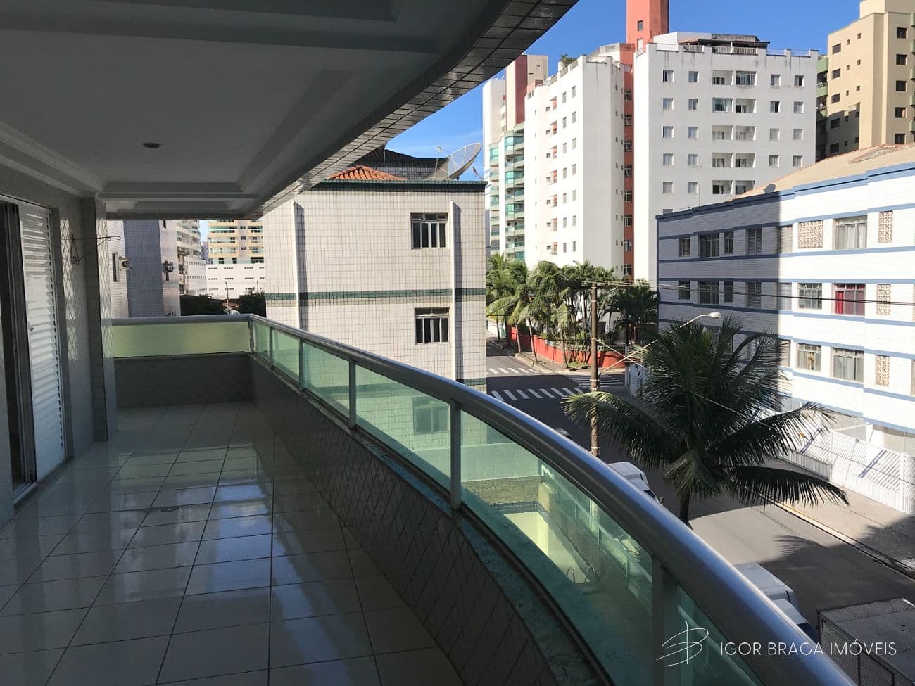 BELÍSSIMO APARTAMENTO, FINO ACABAMENTO À 130 METROS DO MAR — foto 1