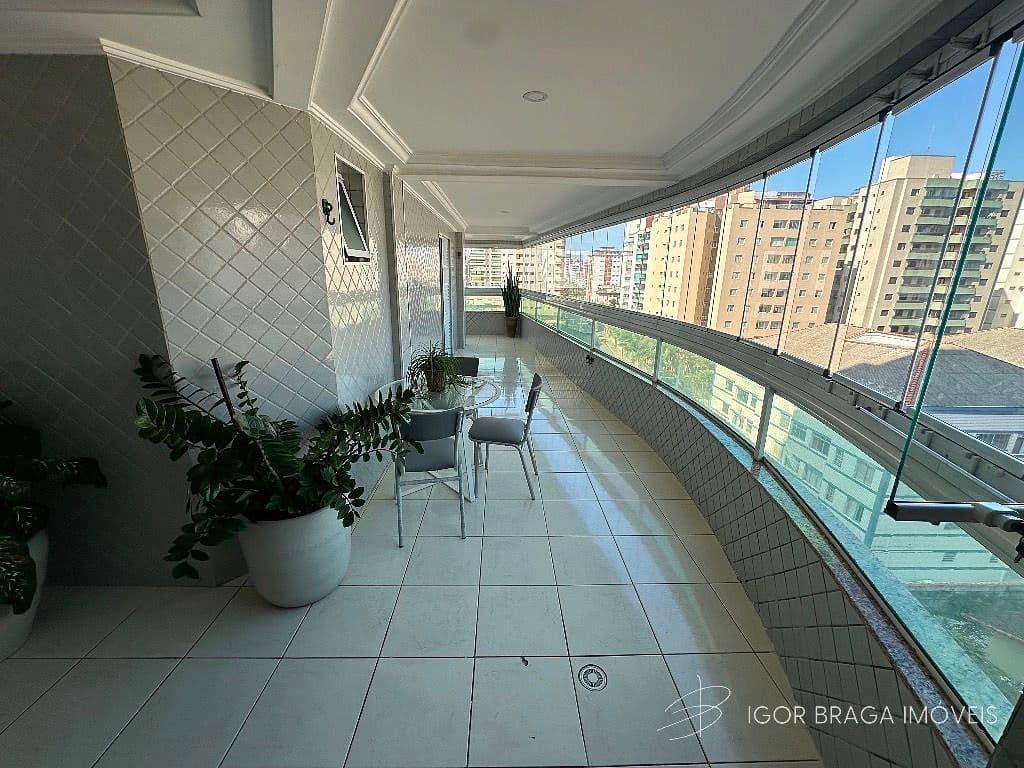 EXCELENTE APARTAMENTO COM FINO ACABAMENTO A 150M DO MAR! — foto 1