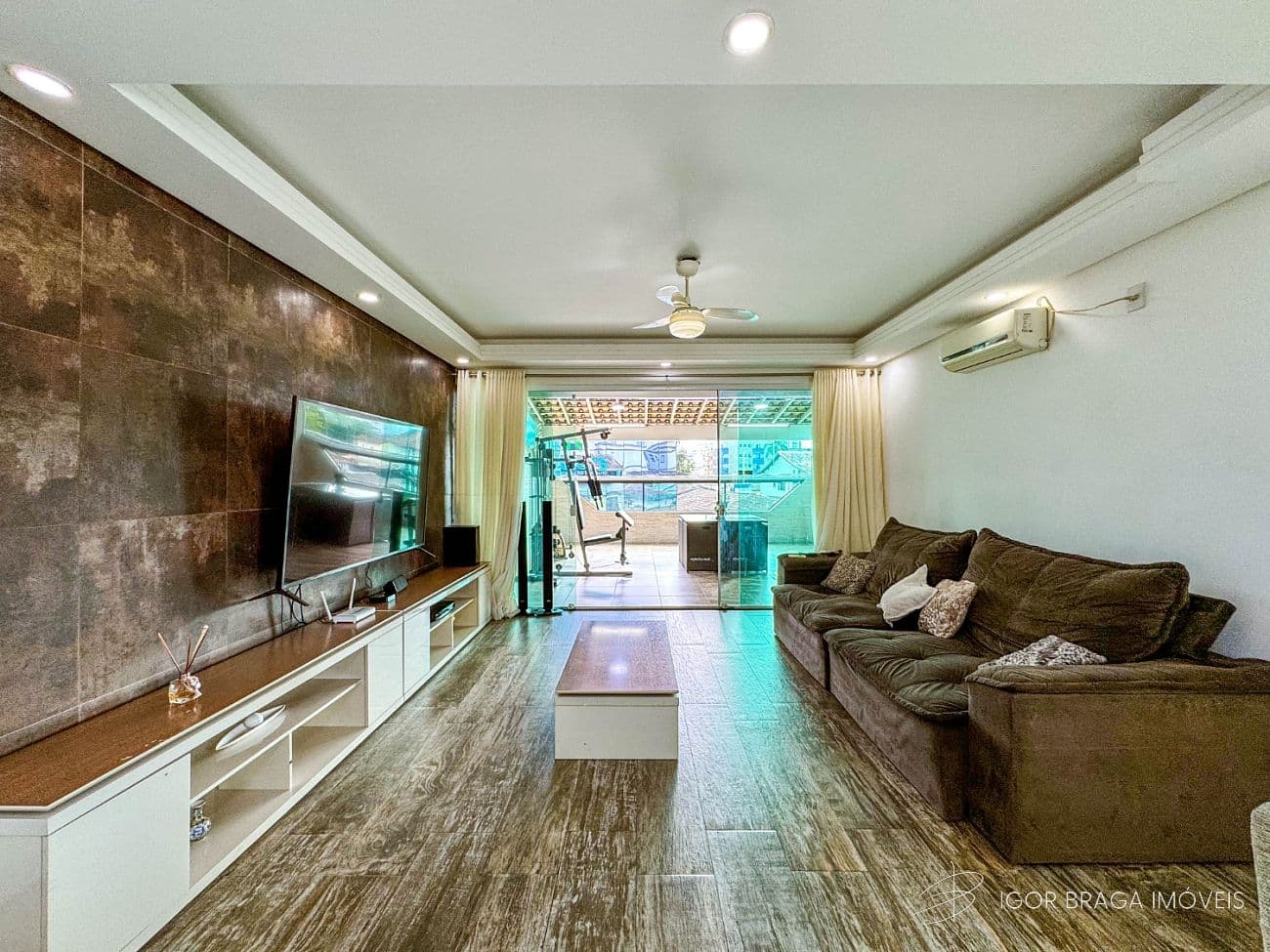 EXCELENTE SOBRADO COM FINO ACABAMENTO E BEM LOCALIZADO — foto 1