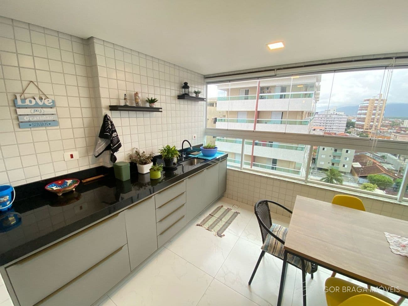 EXCELENTE APARTAMENTO A 200M DO MAR E COM ÁREA DE LAZER COMPLETA! — foto 1