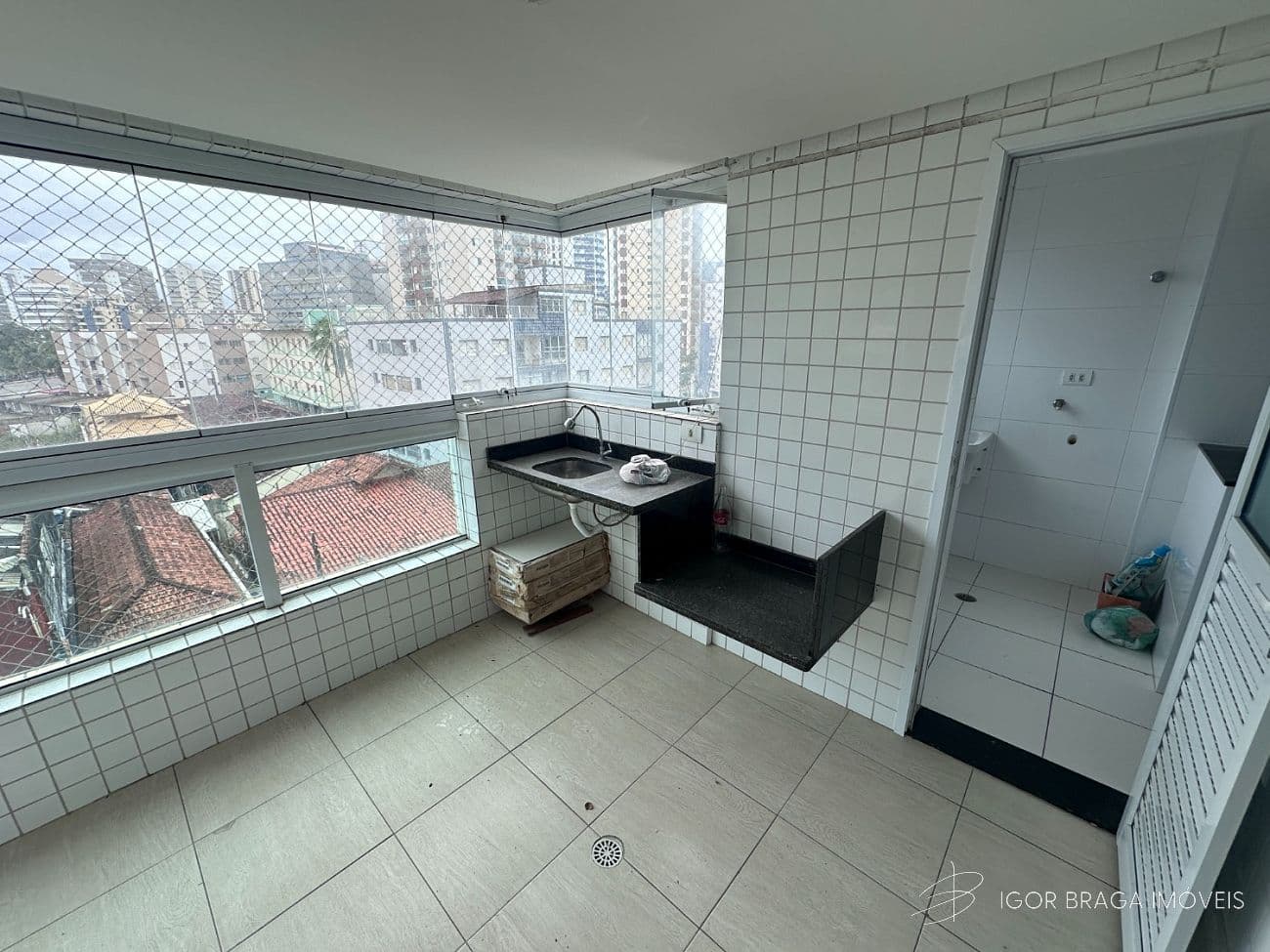 BELÍSSIMO APARTAMENTO, À 50m DO MAR E ÁREA DE LAZER — foto 1