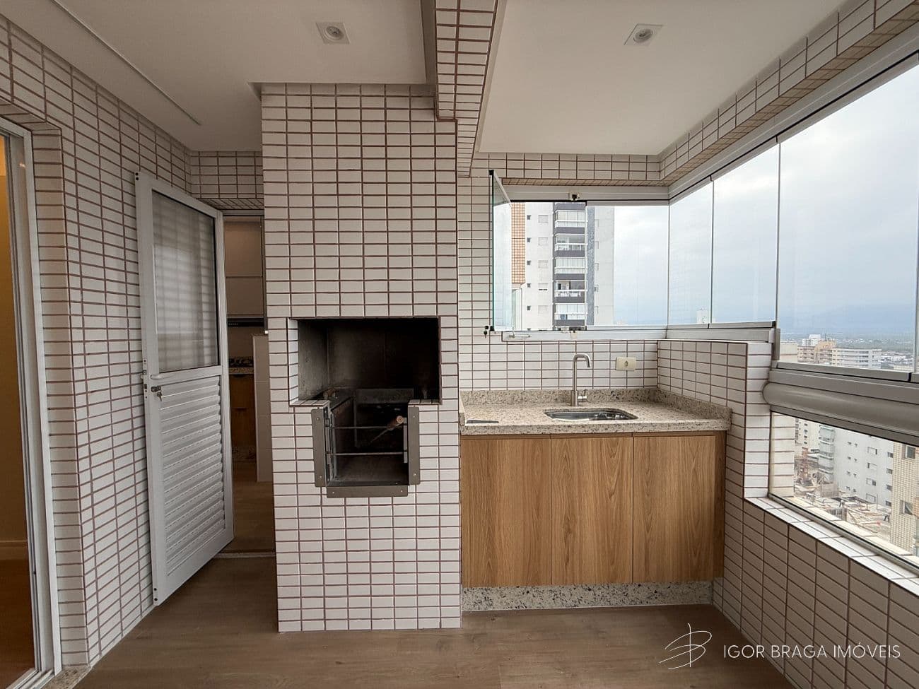EXCELENTE APARTAMENTO A 200M DO MAR E COM ÁREA DE LAZER COMPLETA! — foto 1