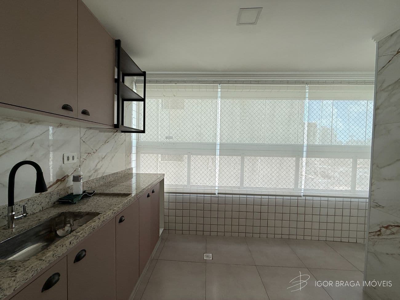 EXCELENTE APARTAMENTO A 900M DO MAR E COM ÁREA DE LAZER COMPLETA! — foto 1