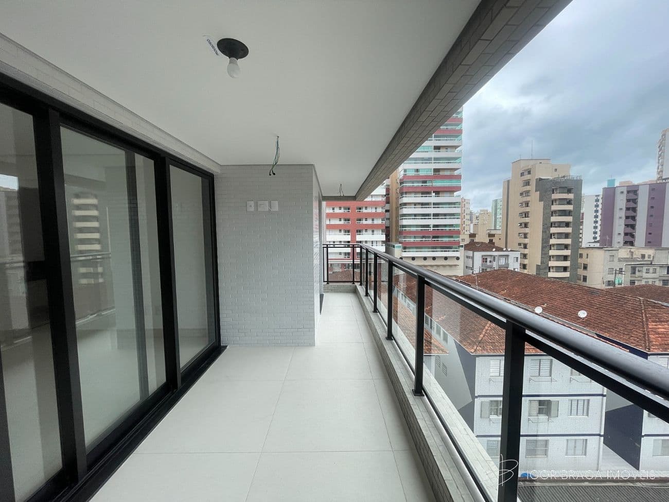BELÍSSIMO APARTAMENTO, À 400m DO MAR E LAZER COMPLETO. — foto 1