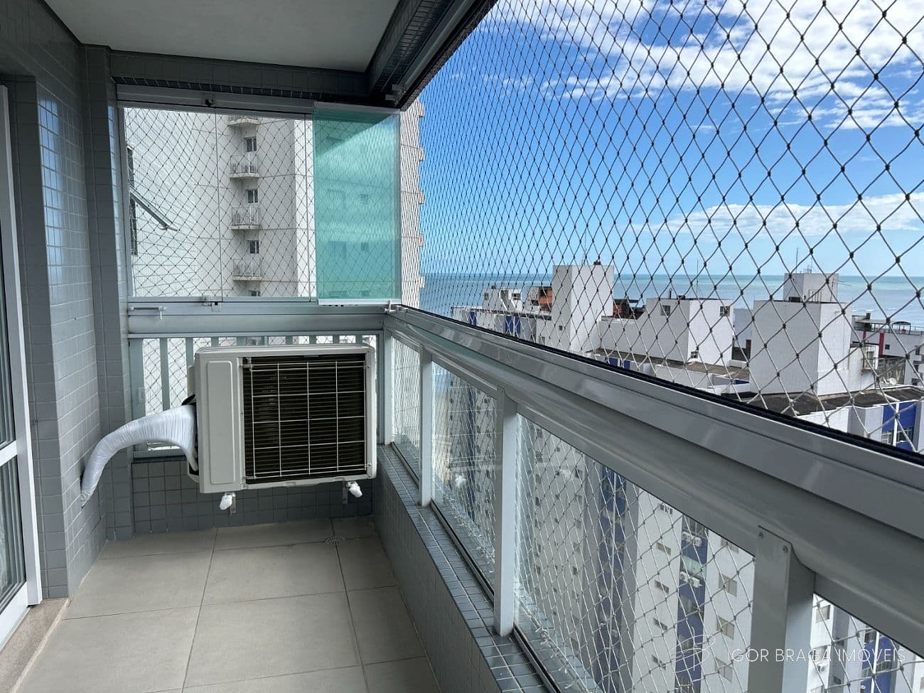 EXCELENTE APARTAMENTO A 100M DO MAR E COM AREA DE LAZER COMPLETO — foto 1