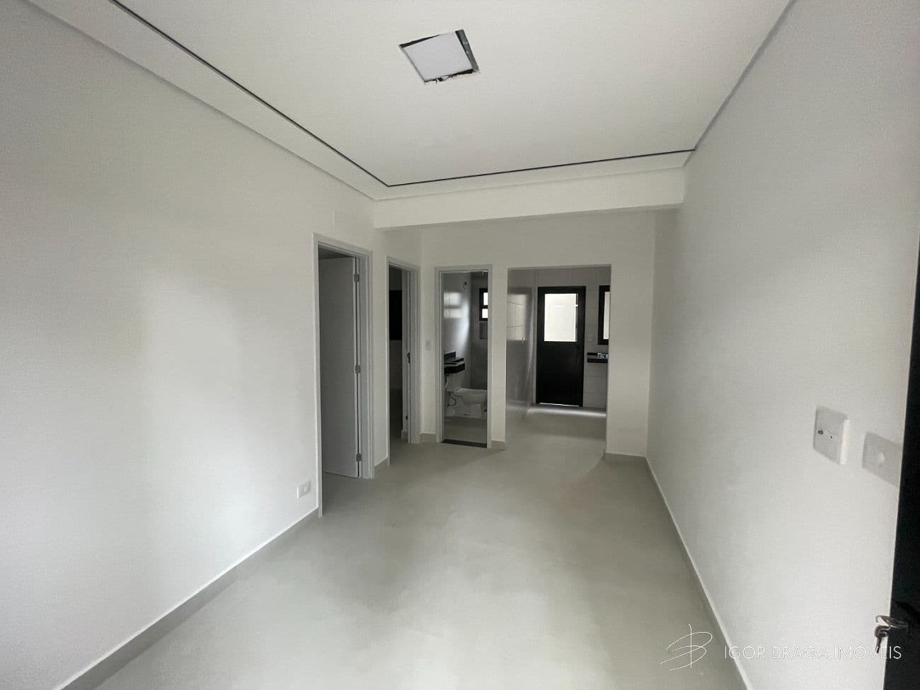 EXCELENTE CASA EM CONDOMÍNIO, FINO ACABAMENTO E À 300M DO MAR — foto 1