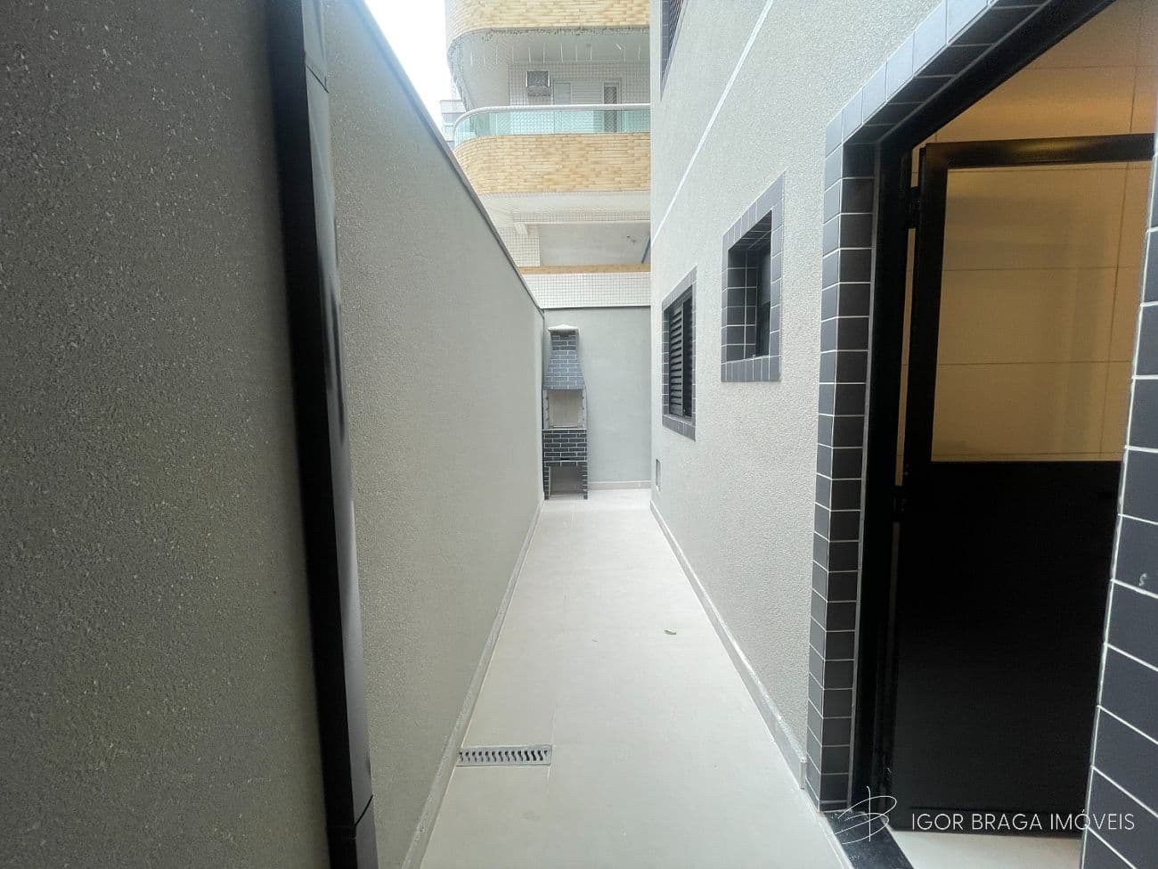 EXCELENTE CASA EM CONDOMÍNIO, FINO ACABAMENTO E À 300M DO MAR — foto 1