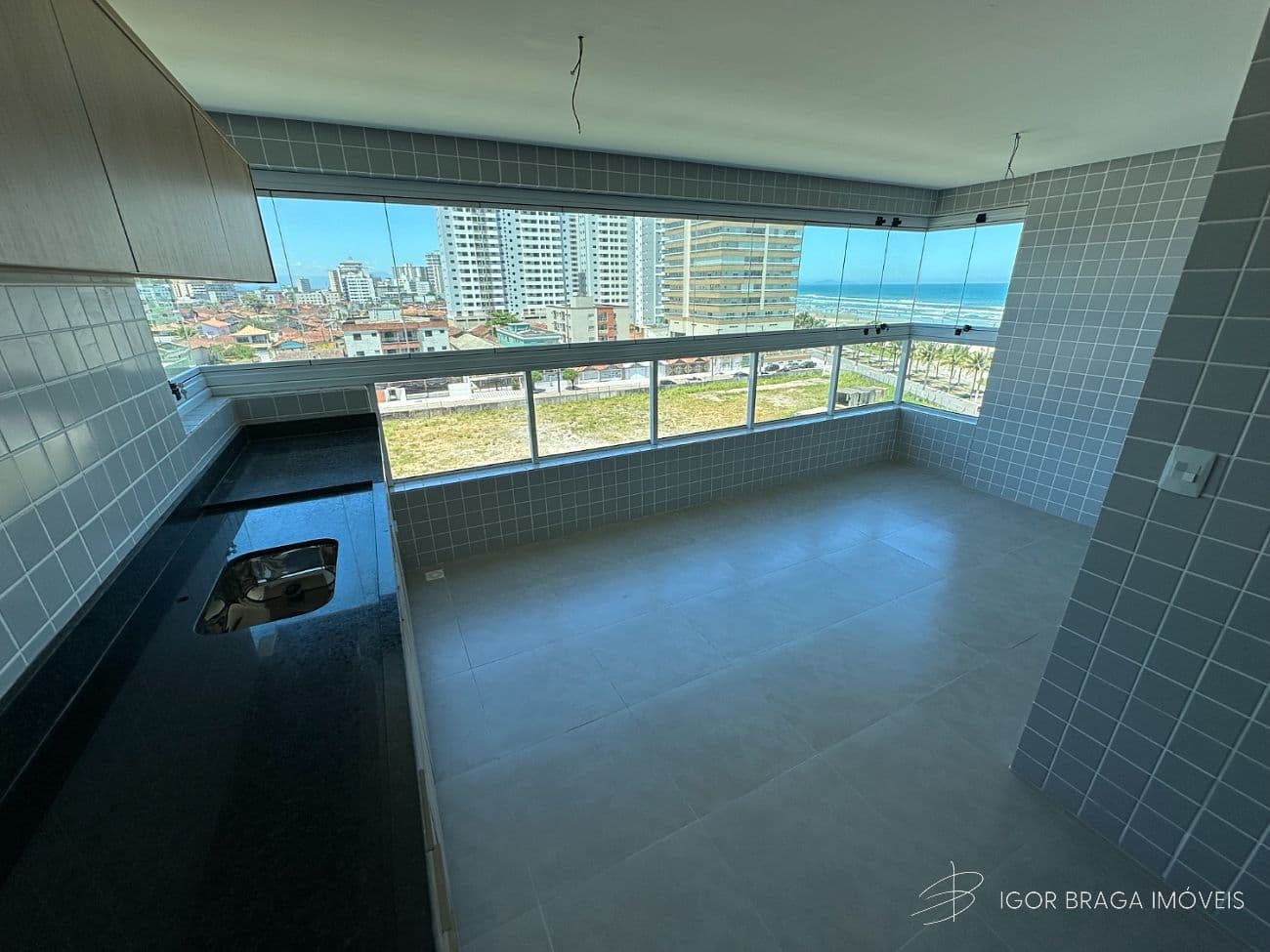 EXCELENTE APARTAMENTO, À 50M DO MAR E LAZER COMPLETO — foto 1