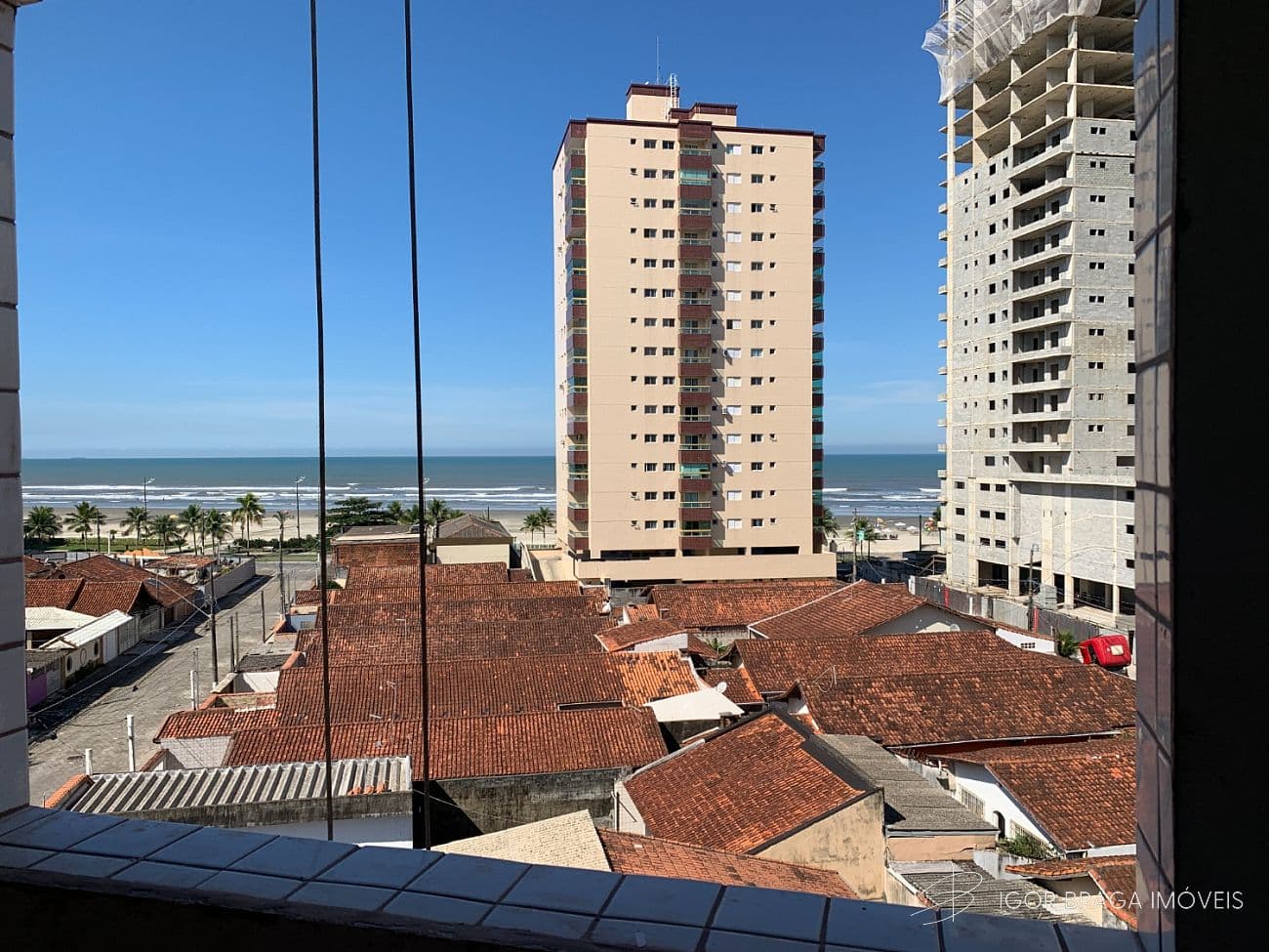 BELÍSSIMO APARTAMENTO, À 200M DO MAR E LAZER COMPLETO — foto 1