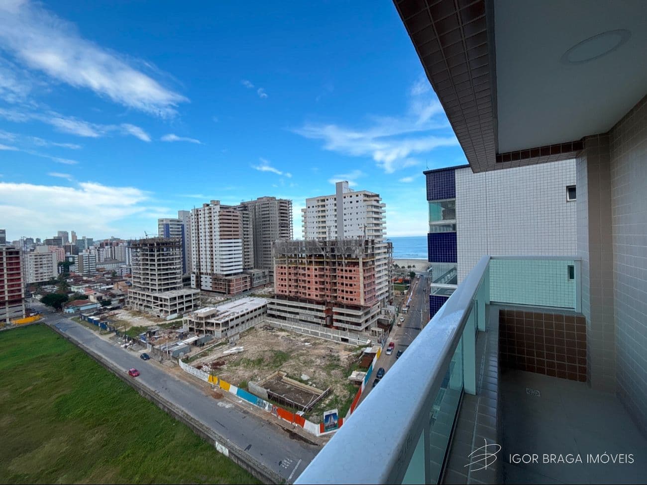 BELÍSSIMO APARTAMENTO, À 200m DO MAR E LAZER COMPLETO — foto 1