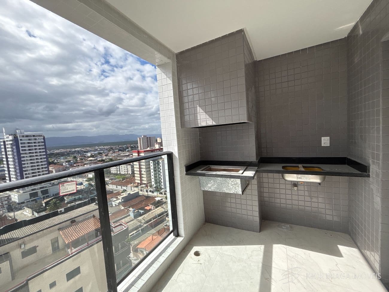 BELÍSSIMO APARTAMENTO, À 200M DO MAR E LAZER COMPLETO — foto 1